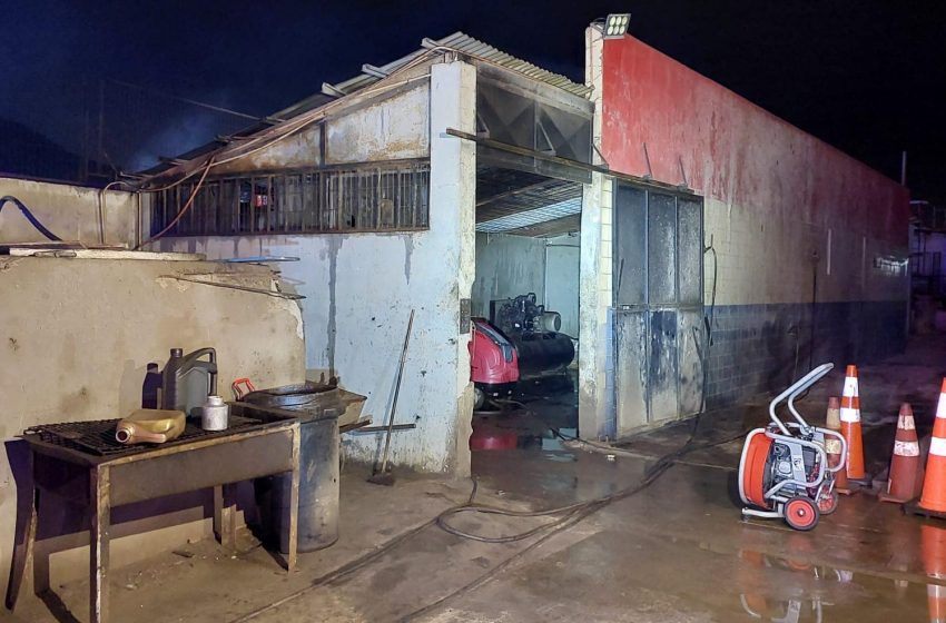  Emergencia en Antofagasta: Incendio en Lubricentro tras quema de basura desata intervención de Bomberos