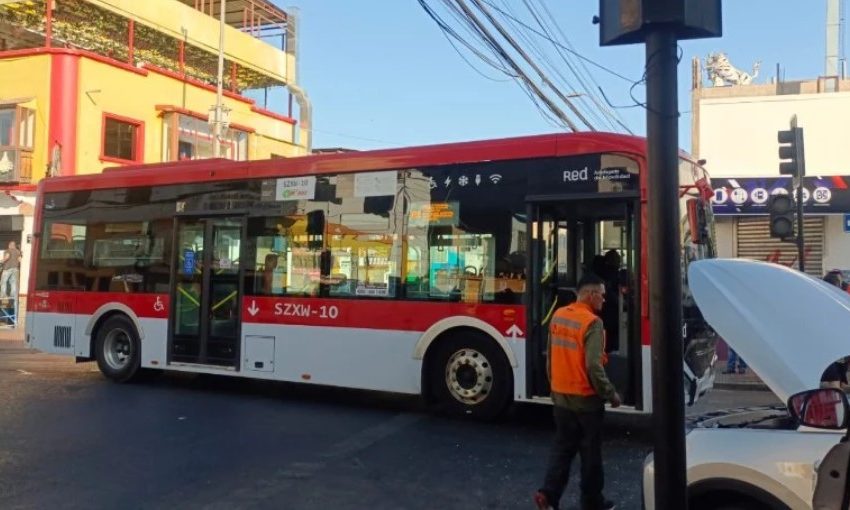  Caos en el centro de Antofagasta: Bus eléctrico colisiona con vehículos dejando dos heridos