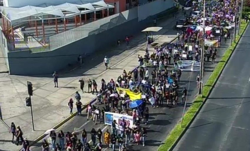  Profesores de Antofagasta marchan exigiendo justicia por el fallecimiento de la profesora Katherine Yoma