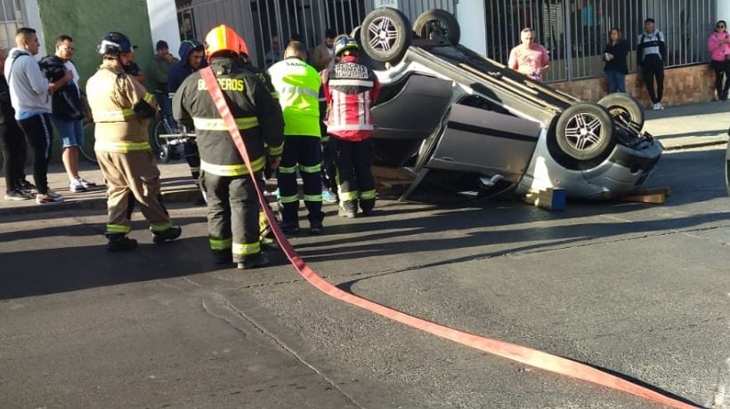  Volcamiento de vehículo en el centro de Antofagasta deja a conductora atrapada