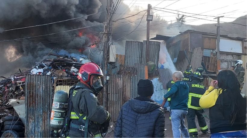  Incendio en campamento de Antofagasta moviliza a Bomberos y resulta en agresión a personal