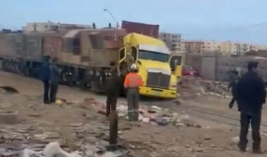  Aparatoso choque entre camión y tren se reportó en el sector Norte de Antofagasta