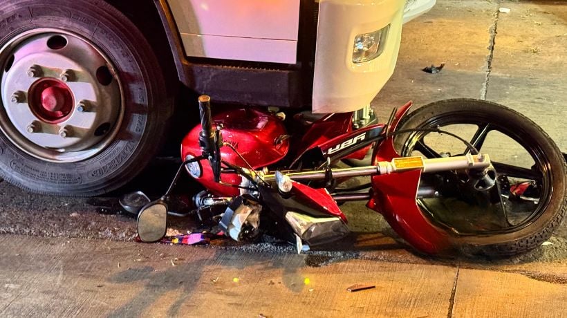  Trágico accidente en Antofagasta: Joven fallece y acompañante queda en estado crítico tras colisión entre motocicleta y camión