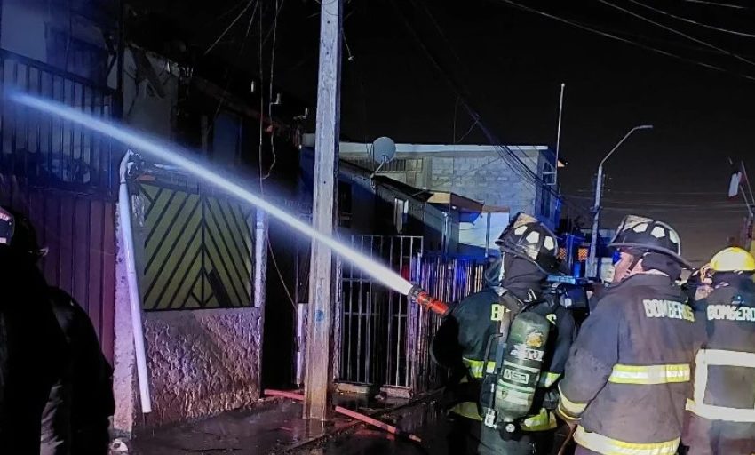  Incendio en sector norte de Antofagasta deja 27 damnificados, incluyendo siete niños