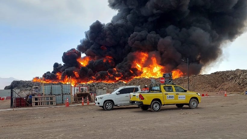  Bomberos despliega nueve unidades para combatir incendio en empresa de La Negra