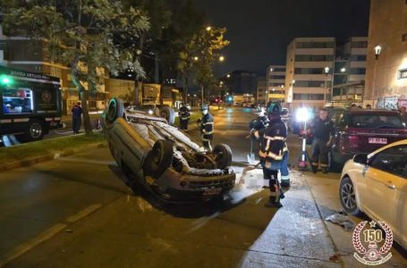 Vehículo vuelca en la madrugada en el sector centro-sur de Antofagasta