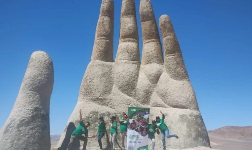  Voluntarios restauran la Mano del Desierto tras nuevos rayados y daños en Antofagasta