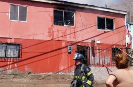 Incendio consume dos viviendas en Antofagasta: Siete personas damnificadas y sin víctimas fatales