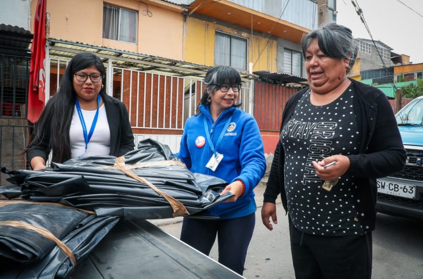  MUNICIPALIDAD ENTREGÓ NYLONS PARA PROTEGER A LAS FAMILIAS ANTE LAS LLUVIAS PRONOSTICADAS