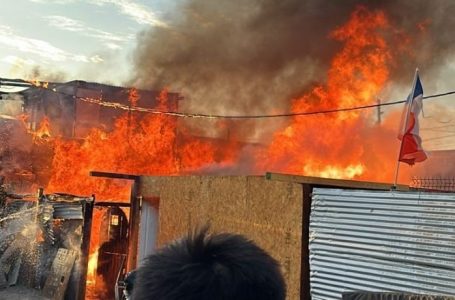 Feroz incendio arrasa con tres viviendas en el campamento Villa Internacional de Mejillones