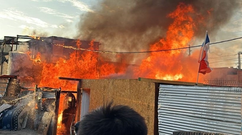  Feroz incendio arrasa con tres viviendas en el campamento Villa Internacional de Mejillones