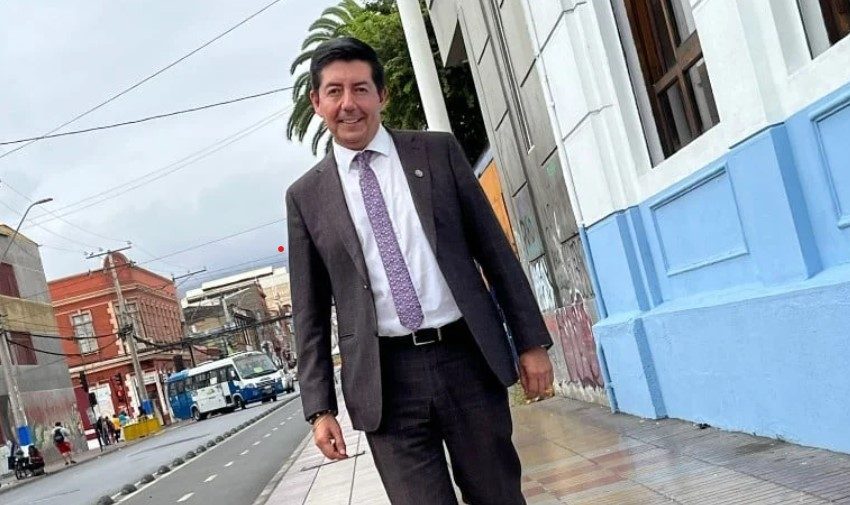  Alcalde de Antofagasta, Jonathan Velásquez, renuncia para postularse a las elecciones parlamentarias de 2025