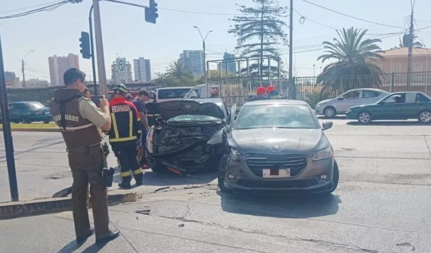  Antofagasta: Cuatro lesionados deja colisión entre taxi colectivo y vehículo particular en Avenida Argentina