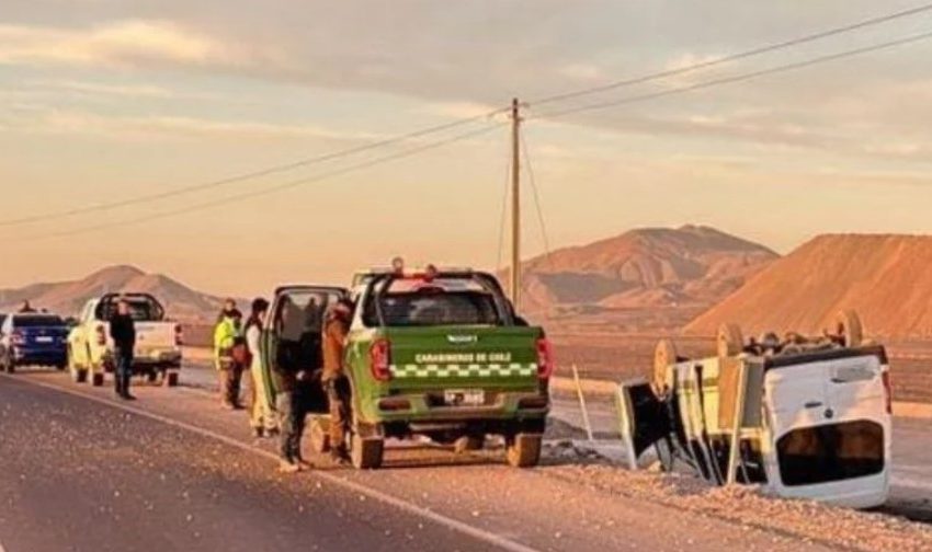  Antofagasta: Volcamiento de minibús en la Ruta 25 deja tres trabajadores lesionados