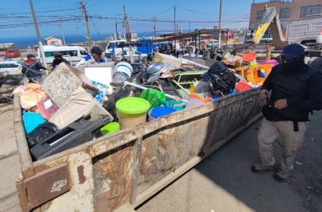 Retiran 33 toneladas de artículos de cocinerías ilegales en la Feria Pantaleón Cortés de Antofagasta