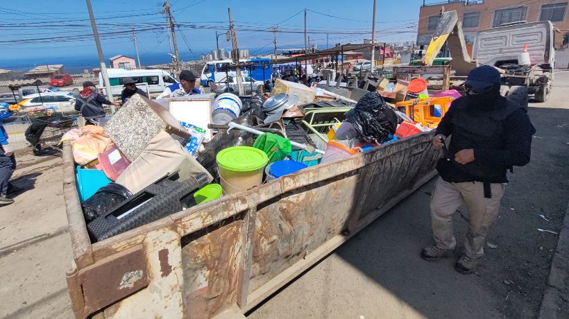  Retiran 33 toneladas de artículos de cocinerías ilegales en la Feria Pantaleón Cortés de Antofagasta