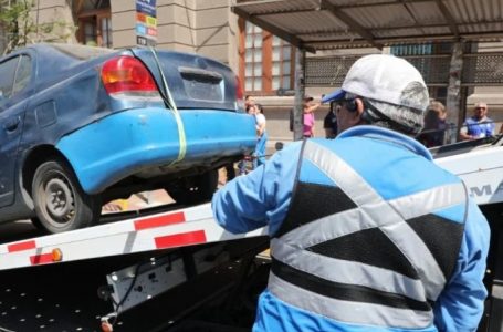 Antofagasta refuerza orden vial: Retiran autos mal estacionados y cursan 34 multas en una cuadra