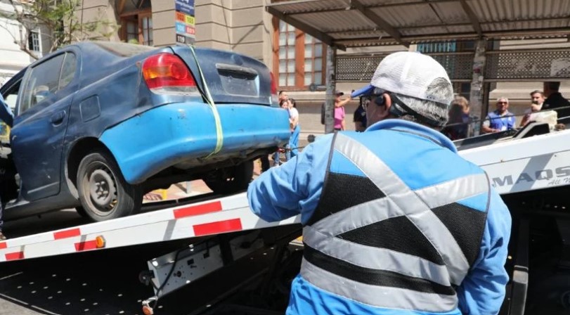  Antofagasta refuerza orden vial: Retiran autos mal estacionados y cursan 34 multas en una cuadra